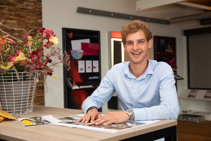 Medewerker van ADOOR in de showroom