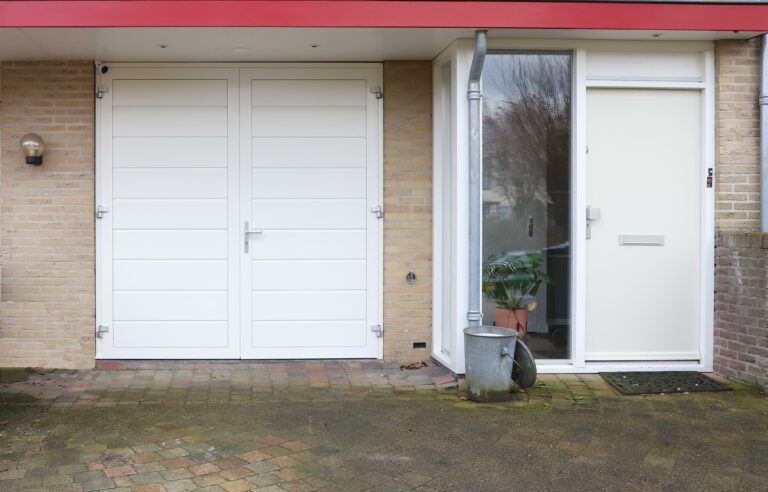 Witte openslaande garagedeuren