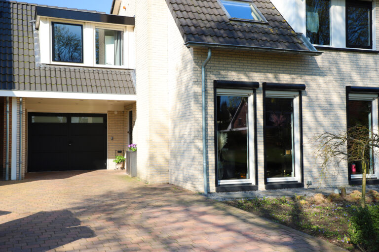 Aluminium garagedeur met raam