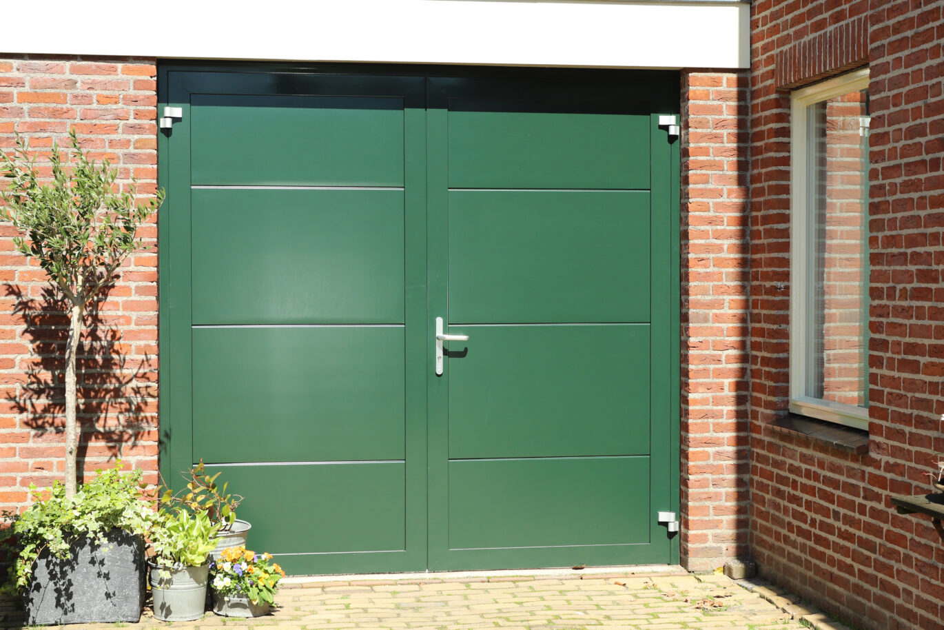 Openslaande garagedeuren in ral kleur geleverd door Adoor