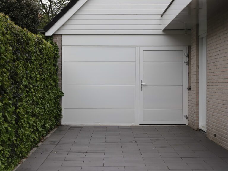 Witte asymmetrische openslaande garagedeuren