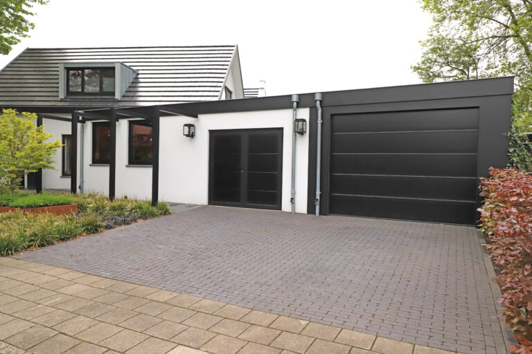 geïsoleerde aluminium garagedeur geleverd door ADOOR