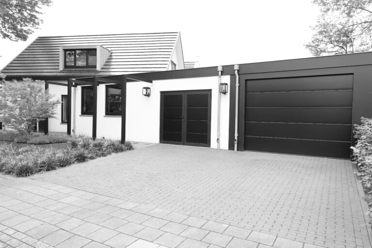 geïsoleerde aluminium garagedeur geleverd door ADOOR