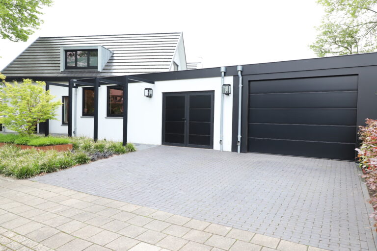 geïsoleerde aluminium garagedeur geleverd door ADOOR