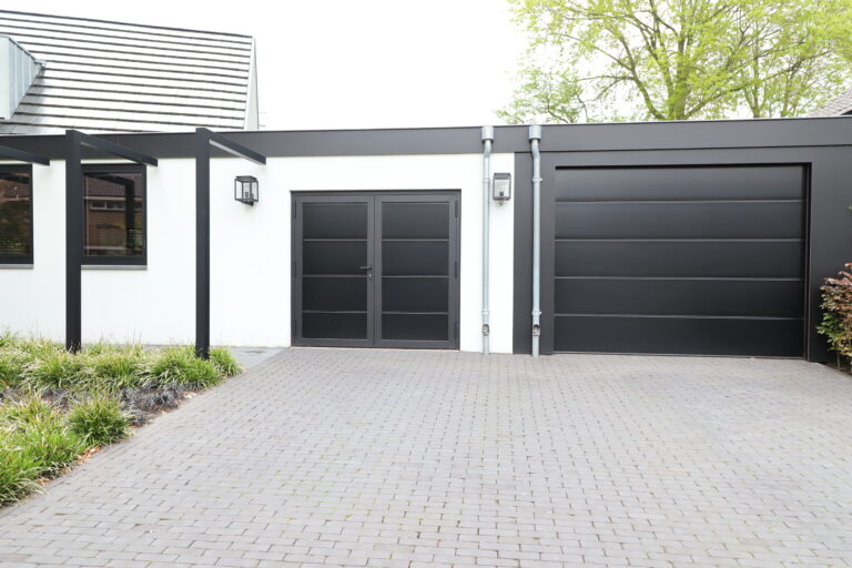 Zwarte aluminium garagedeuren gerealiseerd door Adoor