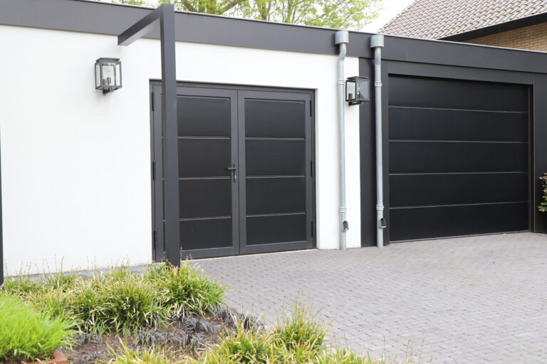 geïsoleerde aluminium garagedeur geleverd door ADOOR