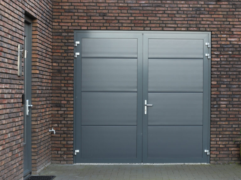 Grijze aluminium garagedeuren geleverd door Adoor