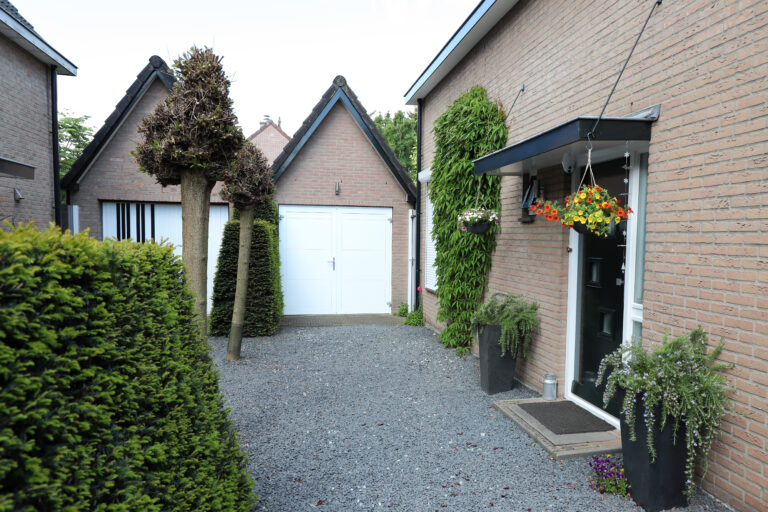 prestige aluminium garagedeur geleverd door ADOOR