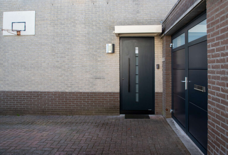 prestige aluminium garagedeur geleverd door ADOOR